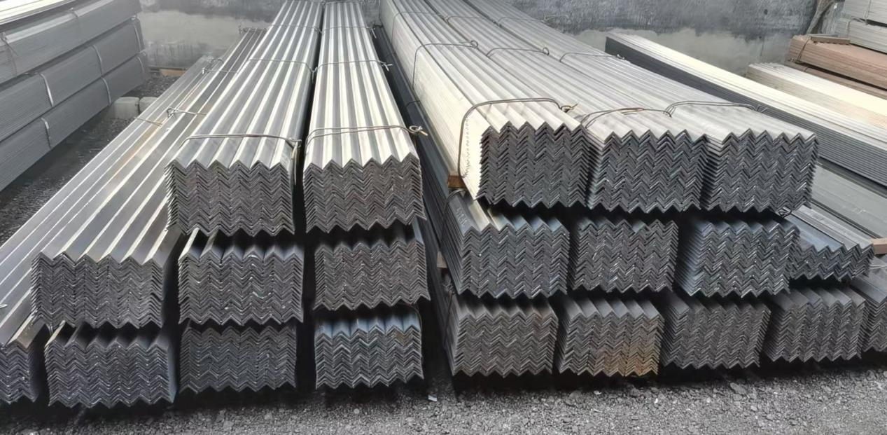 Hot-Rolled Equal Angle Steel Q235B Q355B in 2# to 20# Sizes for Structural Fabrication
