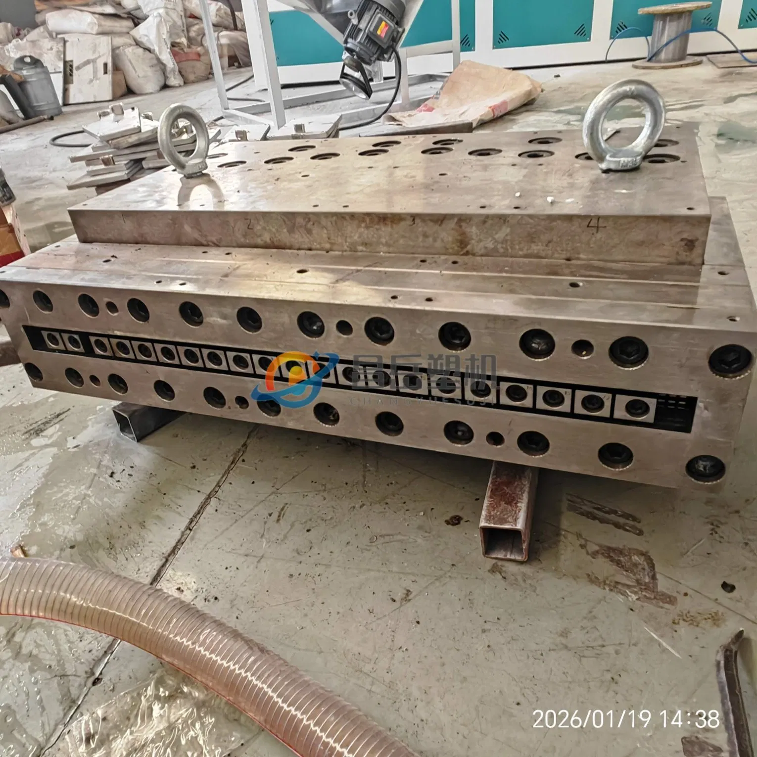 Macchina per la produzione di pannelli per porte in PVC durevole per uso commerciale