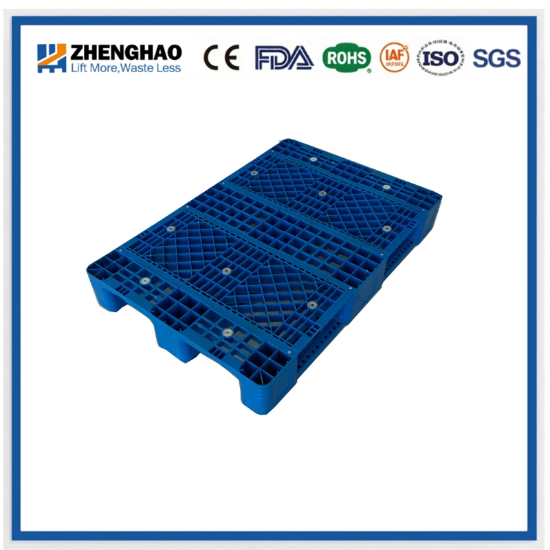 Pallet in plastica con piano a griglia e base a tre longheroni per logistica e stoccaggio