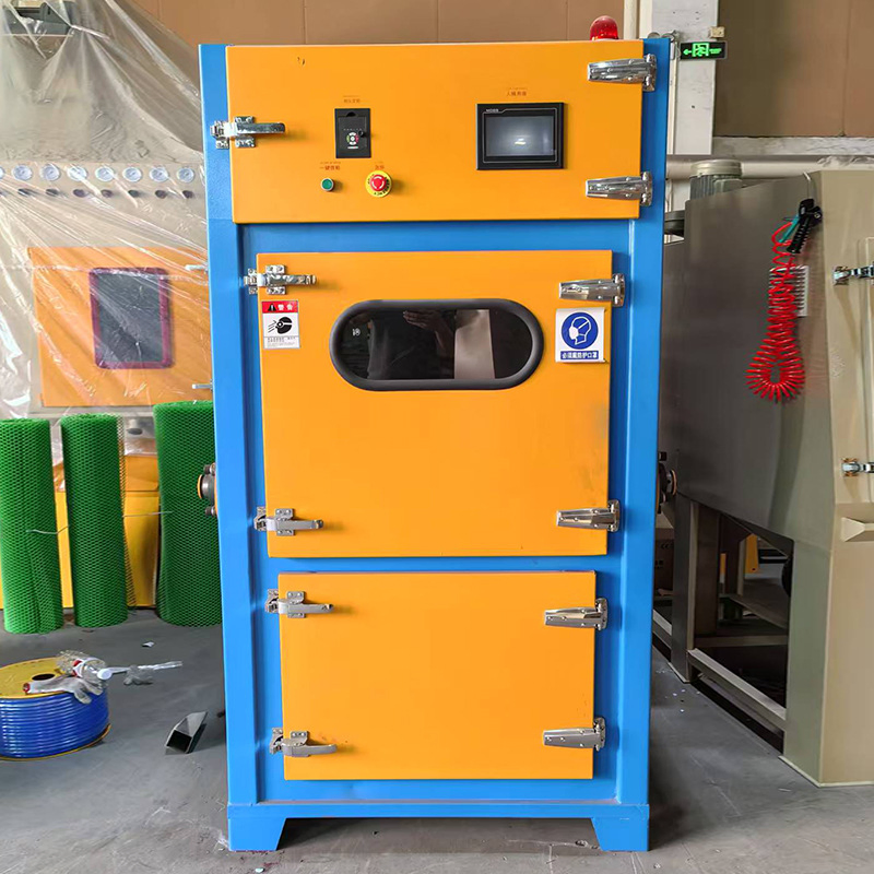Équipement automatique de traitement des bavures et de sablage pour pièces en plastique, caoutchouc et métal moulées par injection