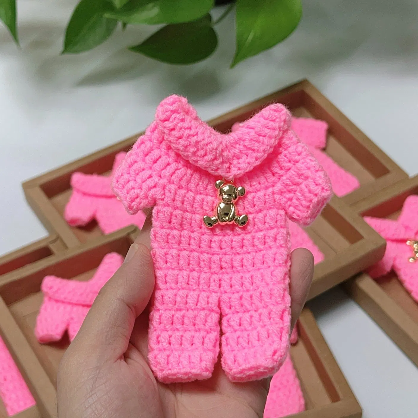 Décoration de baby shower au crochet, faveurs pour révélation de genre, petite barboteuse en crochet pour fille, faveurs pour nouveau-né