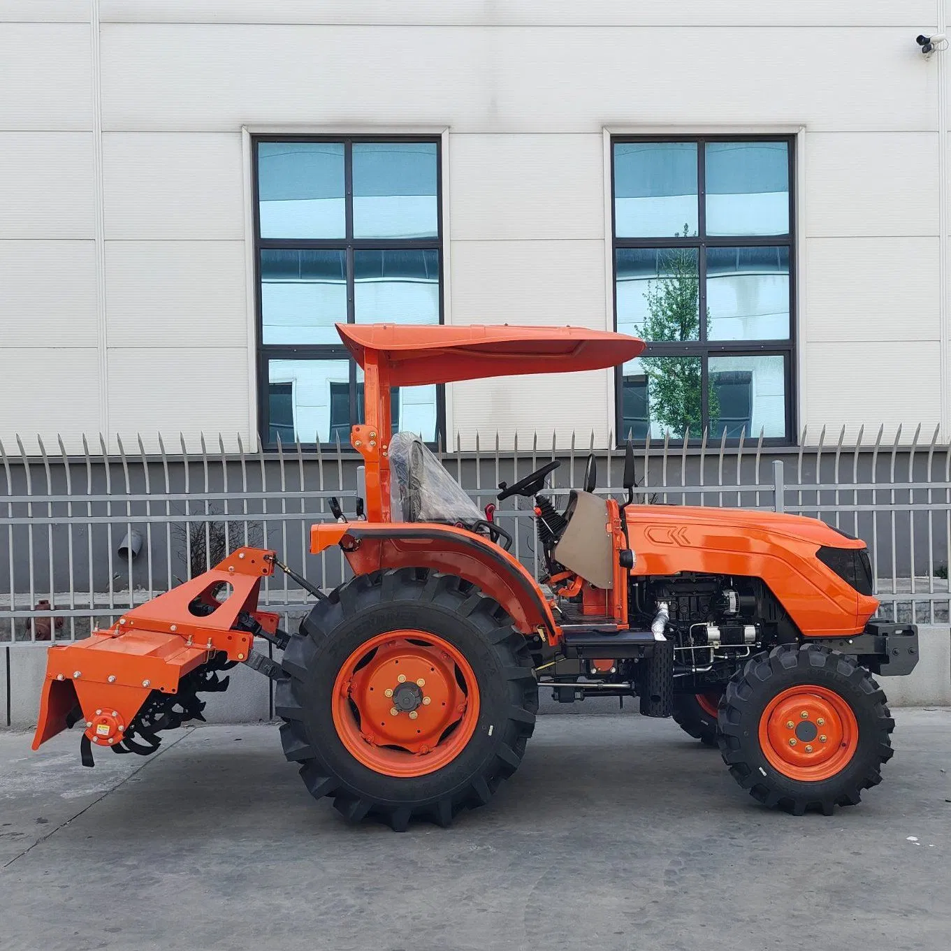 Agri Tracking Brand Mini Agriculture Tractor 20HP-60HP with Loader
