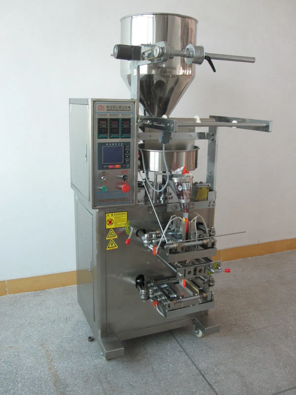 Confezionatrice automatica a quattro saldature per paste, latte condensato e condimento per insalata
