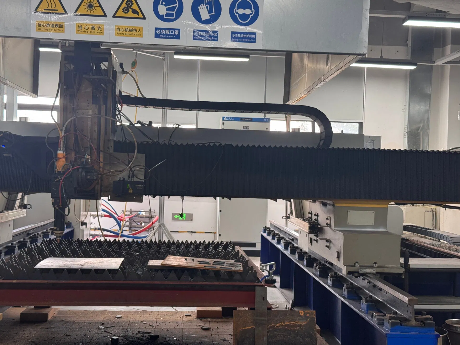 Cortadora láser de fibra CNC de alta precisión Equipo industrial de corte láser para placas metálicas