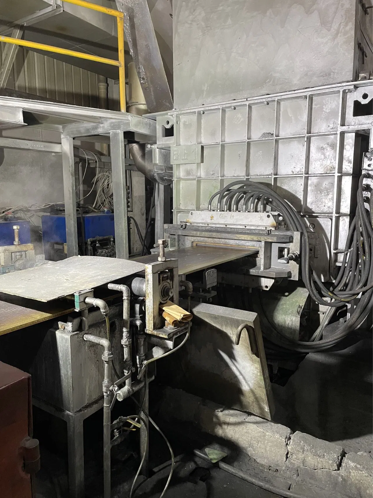 Machine de coulée continue horizontale pour bandes en alliage de cuivre