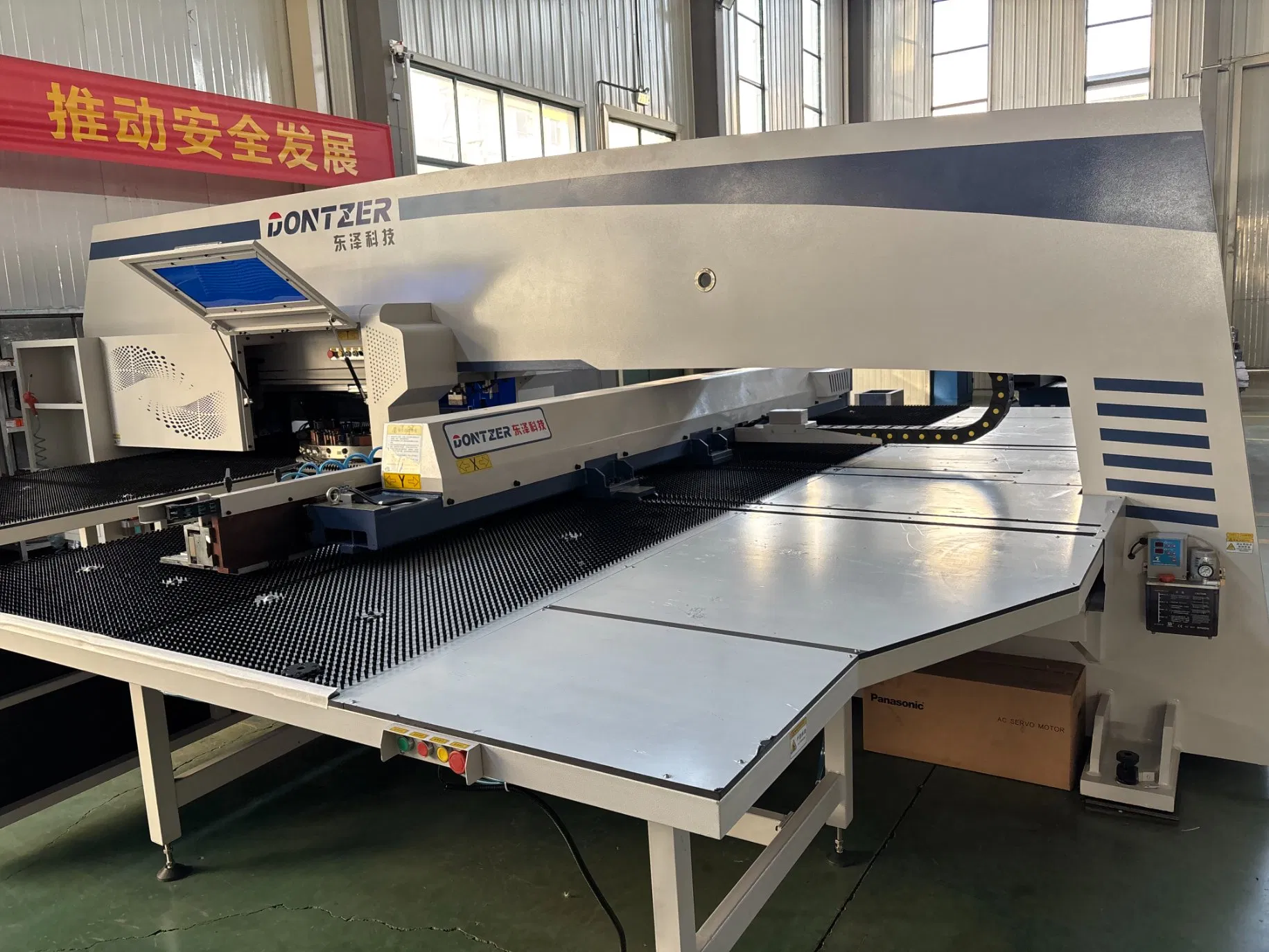1250*2500 مم ماكينة خرم برجية CNC / ماكينة خرم برجية CNC بإحداثيات / ماكينة خرم برجية CNC