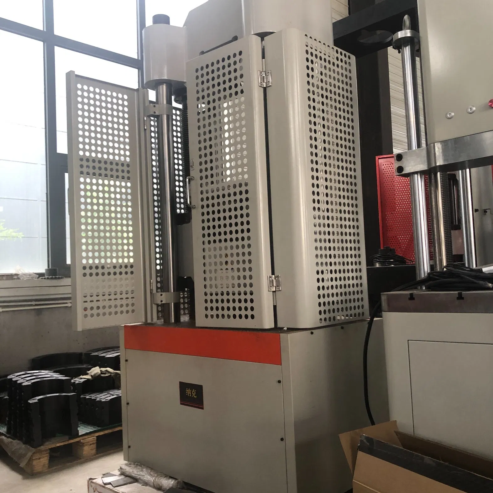 WAW-D Series Computer Controlled Electro-Hydraulic Servo Universal Testing Machine 300kN/600kN/1000kN/1500kN