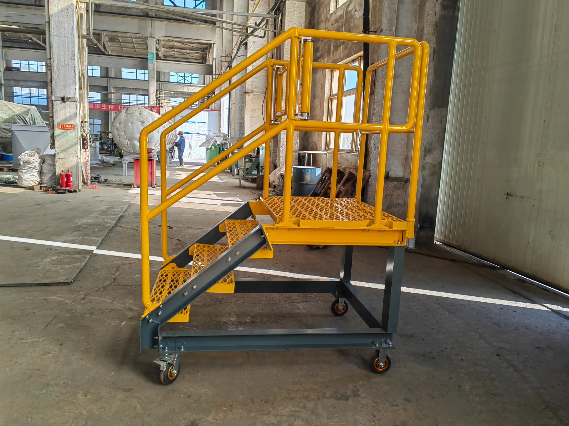 Scale mobili industriali antiscivolo in alluminio con piattaforma di accesso a griglia