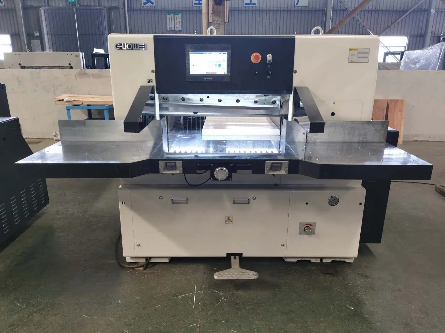 Vollautomatischer hydraulischer computergesteuerter Hochgeschwindigkeits-Papierschneider (78K)