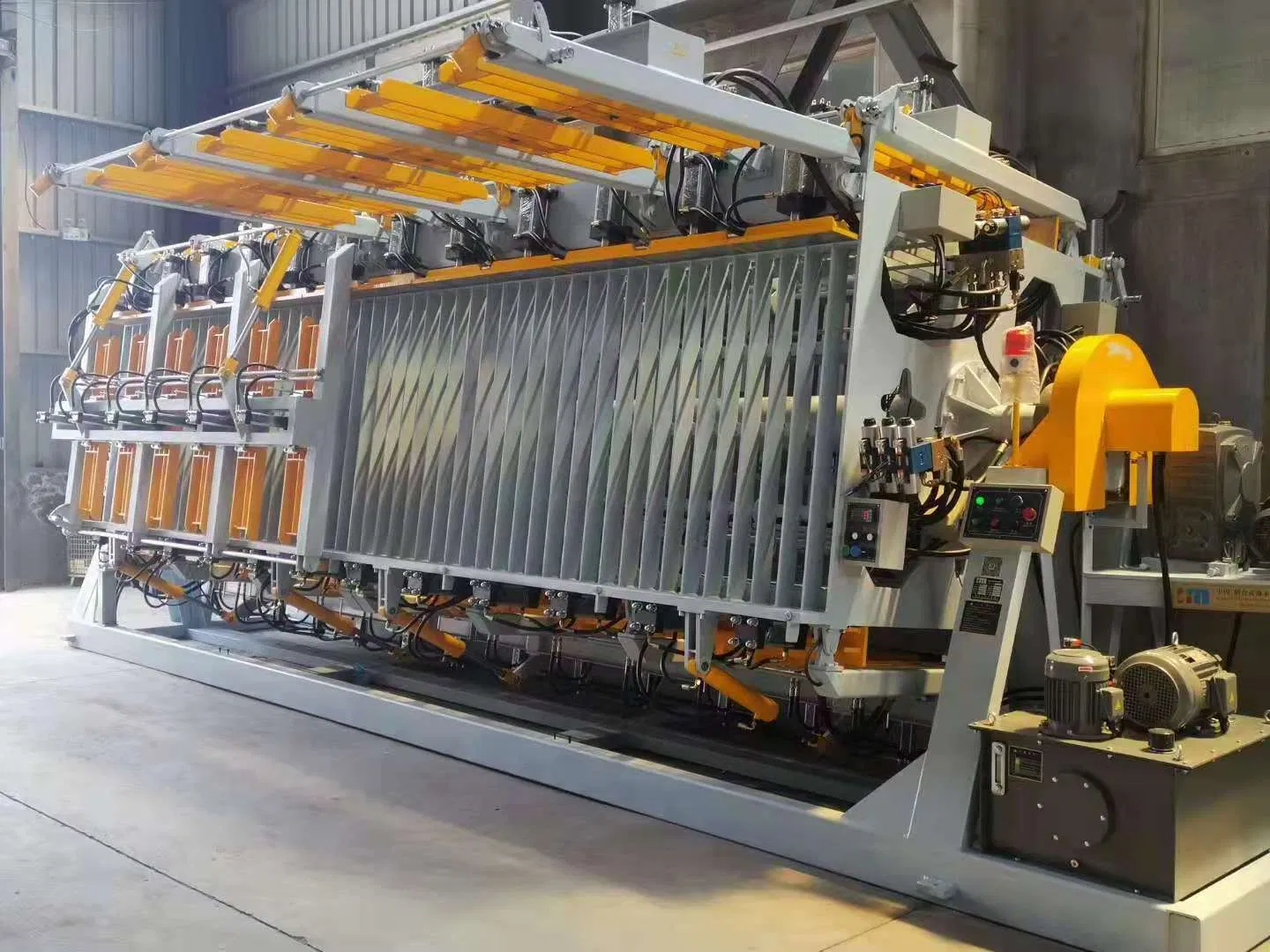 Presse hydraulique à quatre côtés MH 1325/4-2F (type sectionnel)