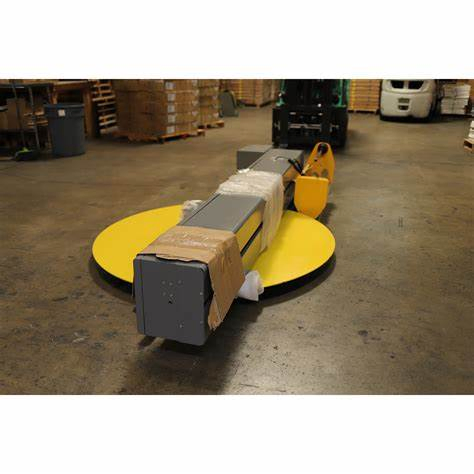 Machine compacte d'emballage de palettes avec pré-étirage pour balances