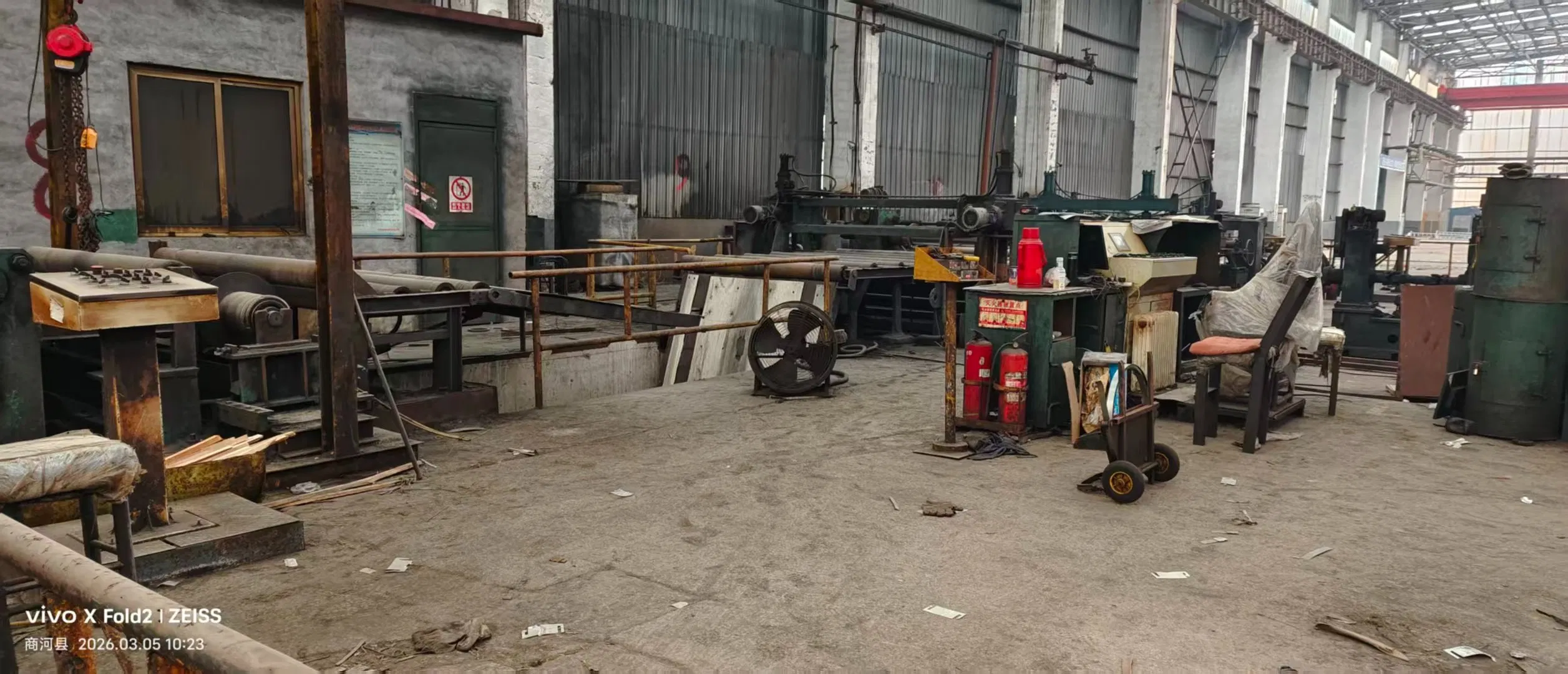 Apparecchiatura automatica industriale metallurgica per la livellatura in tensione dei metalli