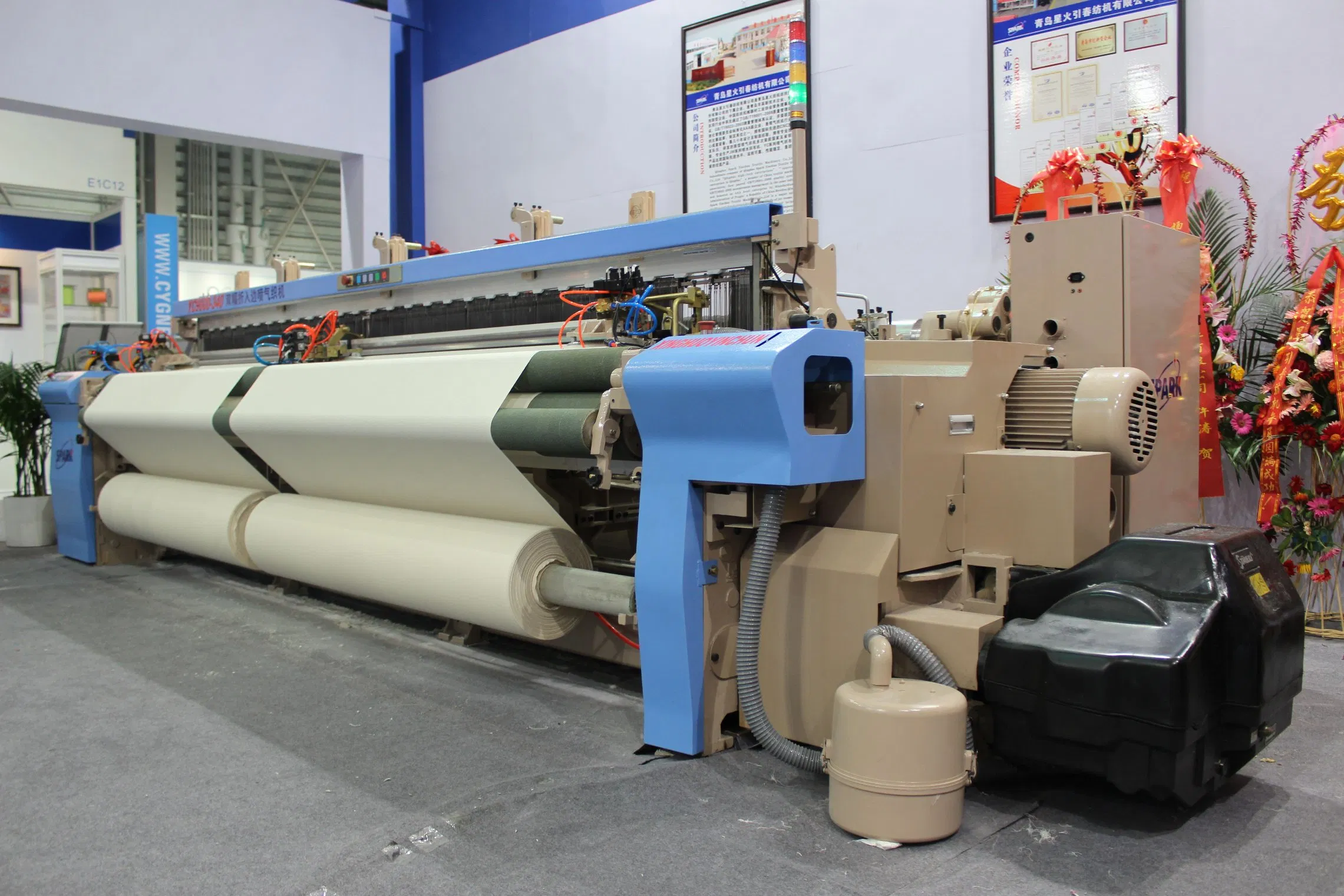 Spark YC9000 Luftdüsenwebmaschine 340cm Rietbreite 450-1300rpm Webmaschine