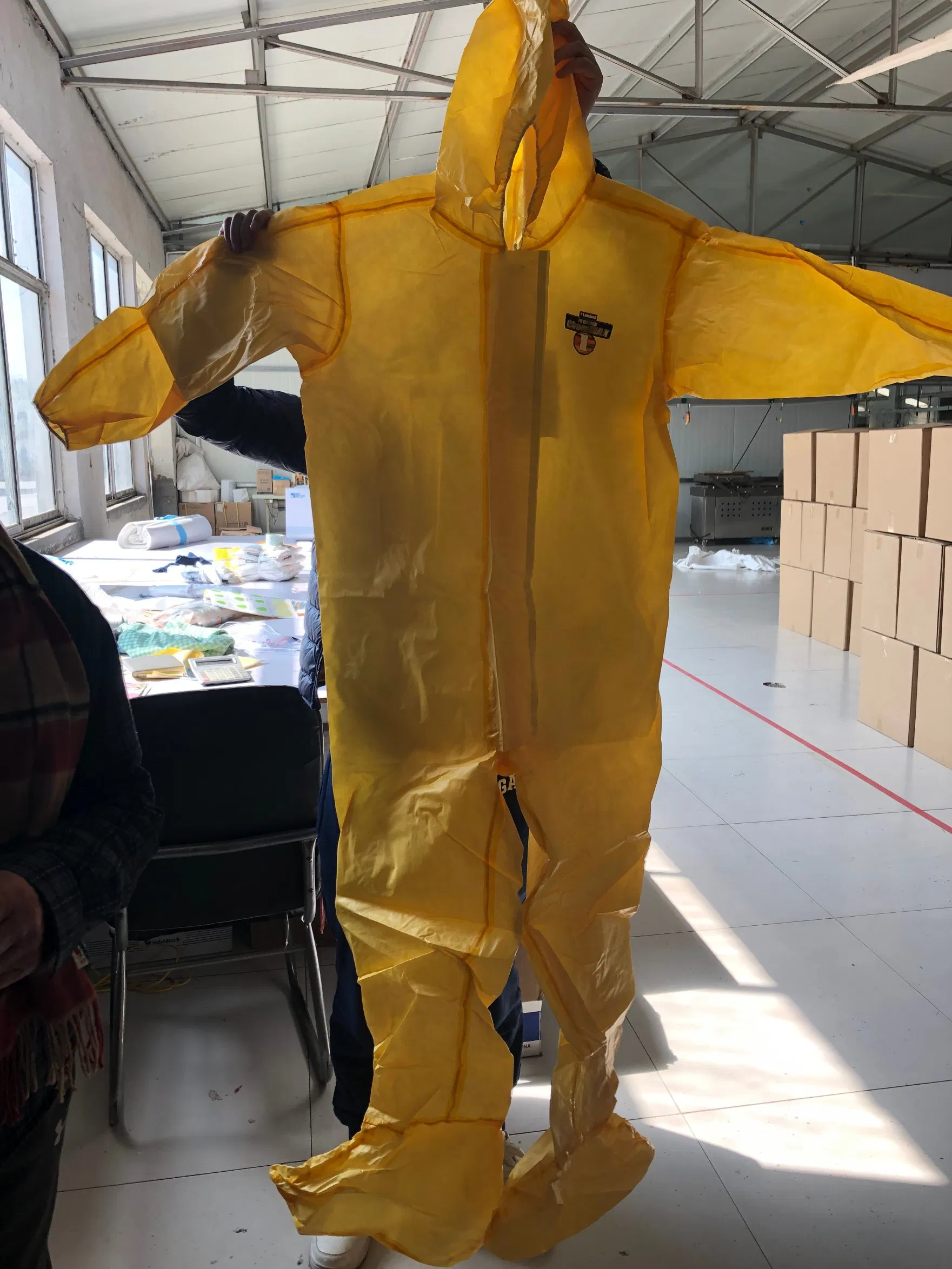 Traje de protección química desechable impermeable con capucha, mono de seguridad para trabajos con materiales peligrosos, pulverización y pintura