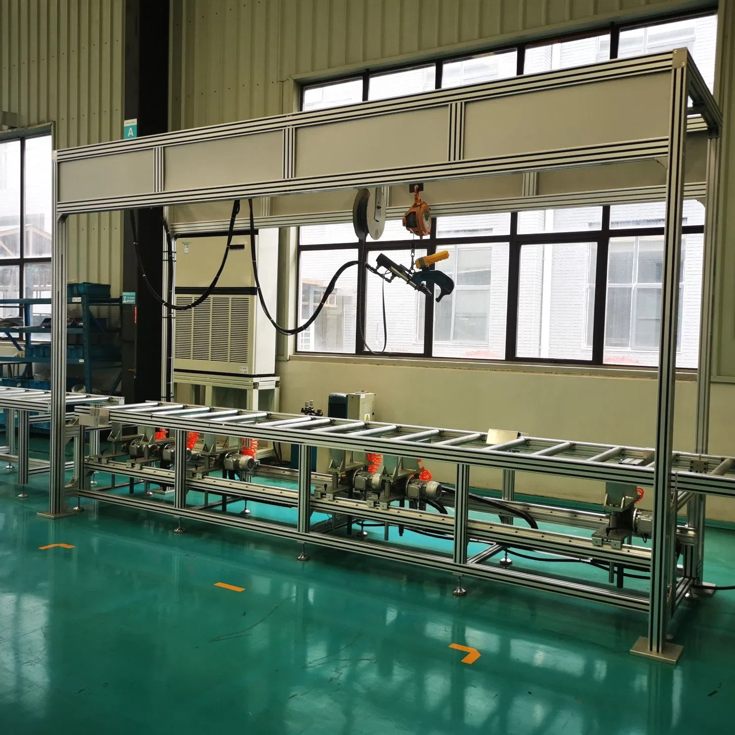Apparecchiature efficienti per la fabbricazione di barre collettrici con tecnologia avanzata di rivettatura