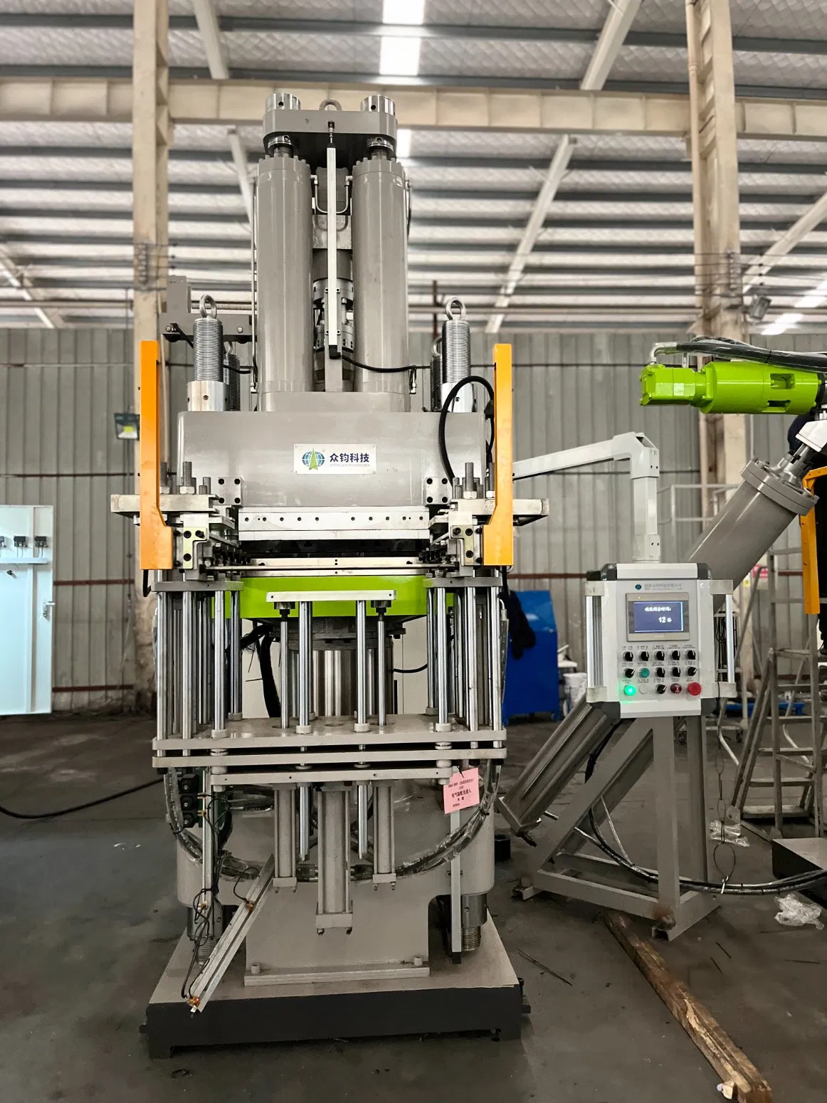 Machine de moulage par injection verticale pour la vulcanisation du caoutchouc