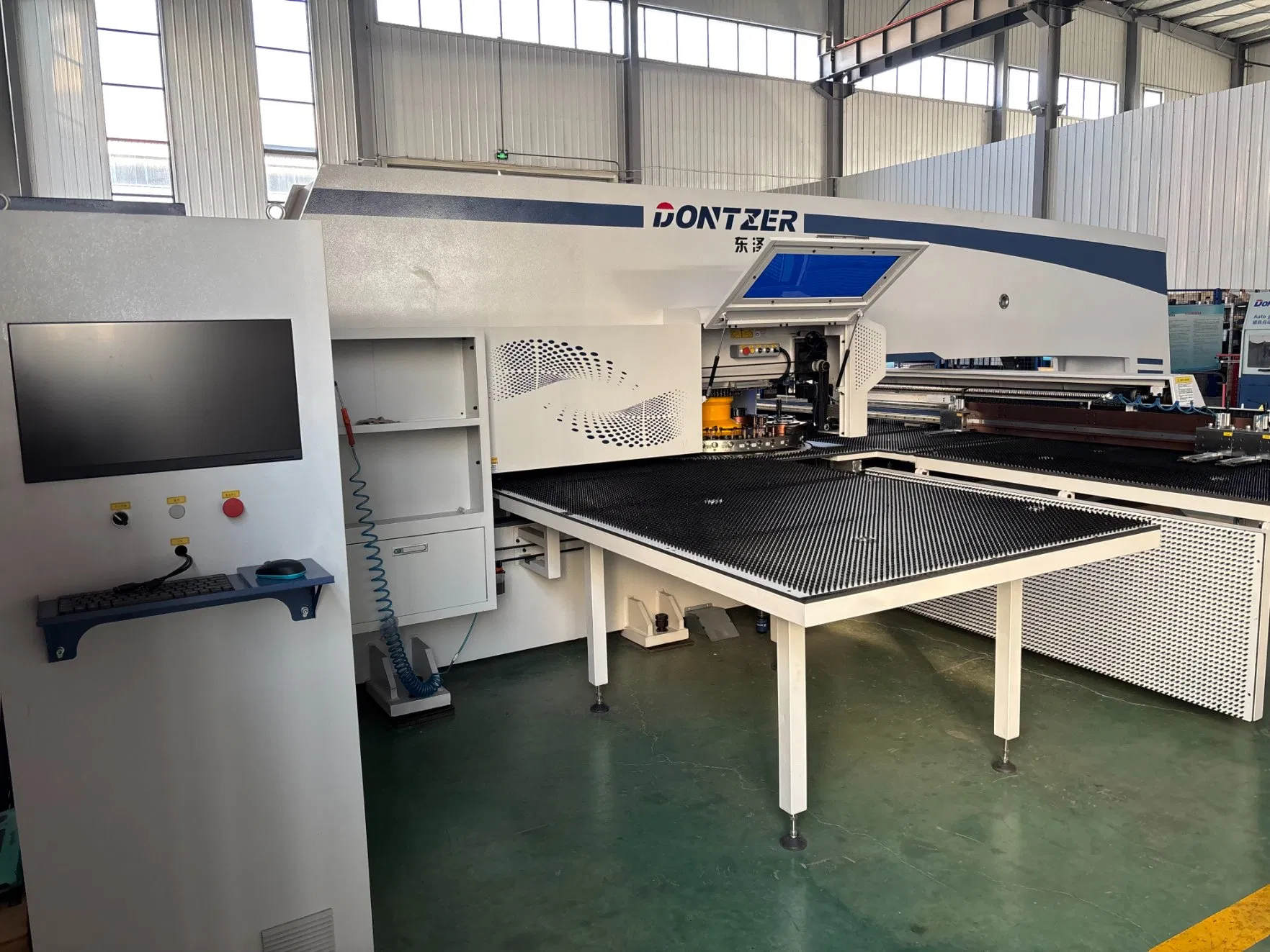 30 tonnellate Sistema Rexroth Servomotore Punzonatrice a Torretta CNC per Piegatura e Stampaggio Automatico di Lamiera / Punzonatrice a Torretta Spessa CNC