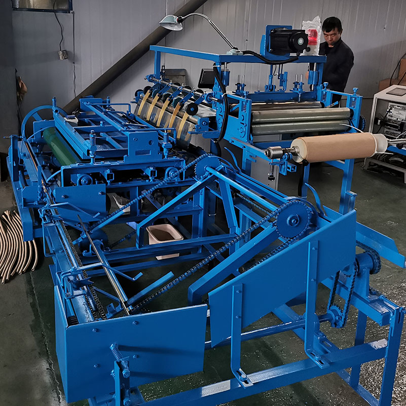 Machine à découper et à rouler le papier crépon