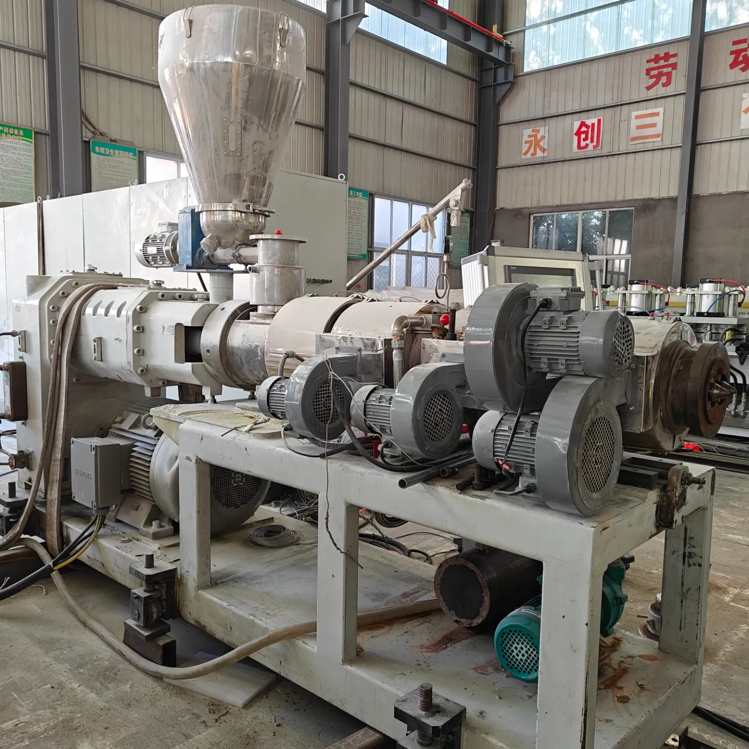 Niedrig-VOC, niedriger Verbrauch, hohe Leistung, patentgeschützt, neues Design, leicht konisch, leicht parallel, SPC-Bodenbelag-Extrusionslinie, schlüsselfertiges Projekt