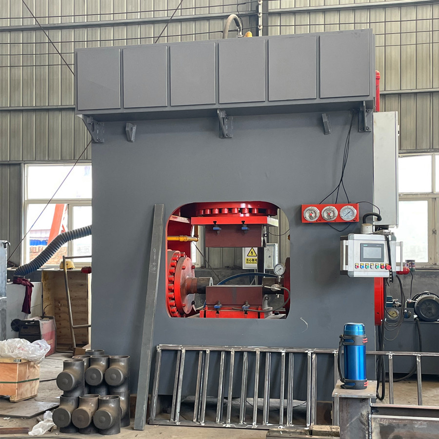 Machine de formage à froid de tés en acier sans soudure et soudés bout à bout