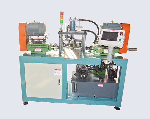 Macchina automatica per il riciclo di tubi a doppia estremità