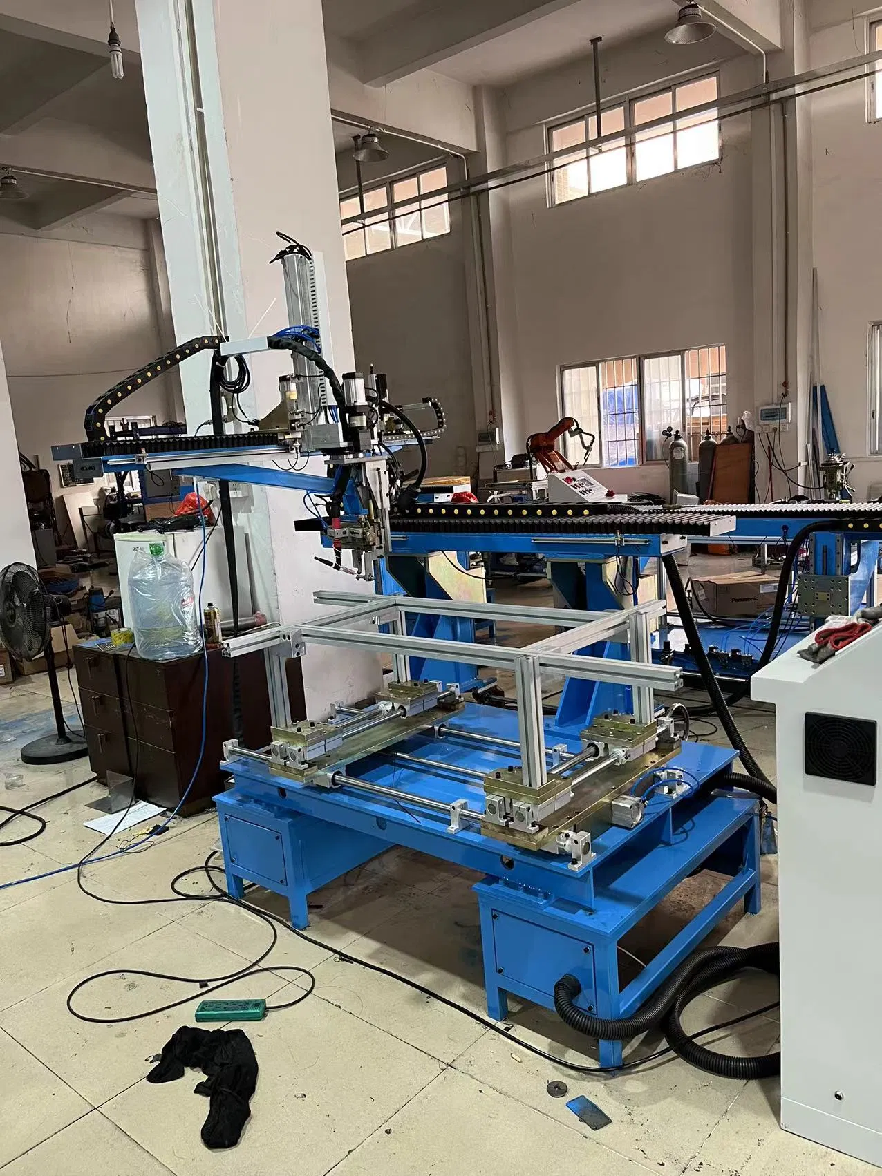 Macchina speciale per saldatura CNC multiasse per la produzione di lavelli da cucina