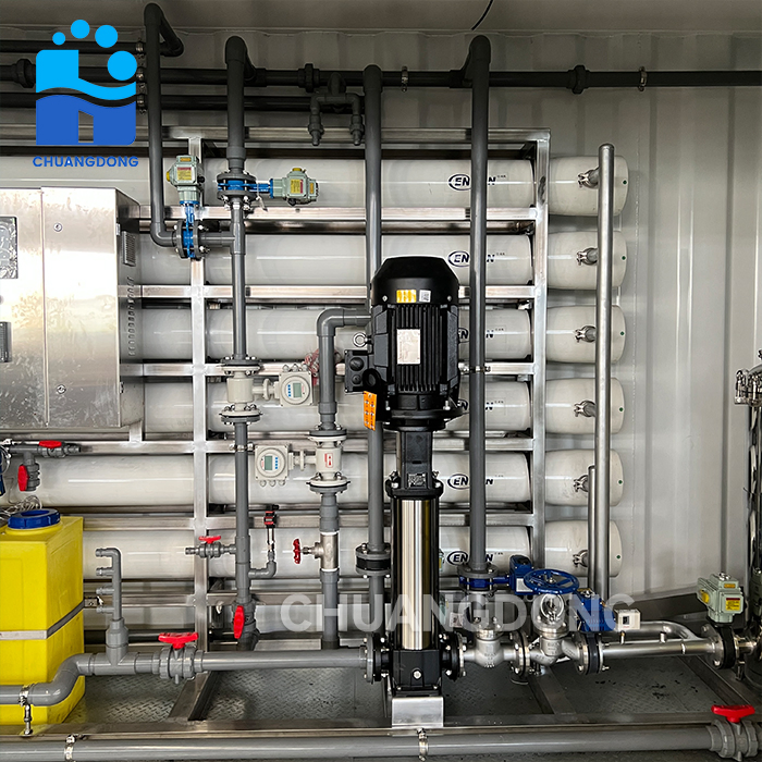 Station de traitement d'eau par osmose inverse conteneurisée de 25 m³/h avec purification automatique de l'eau et système de filtration