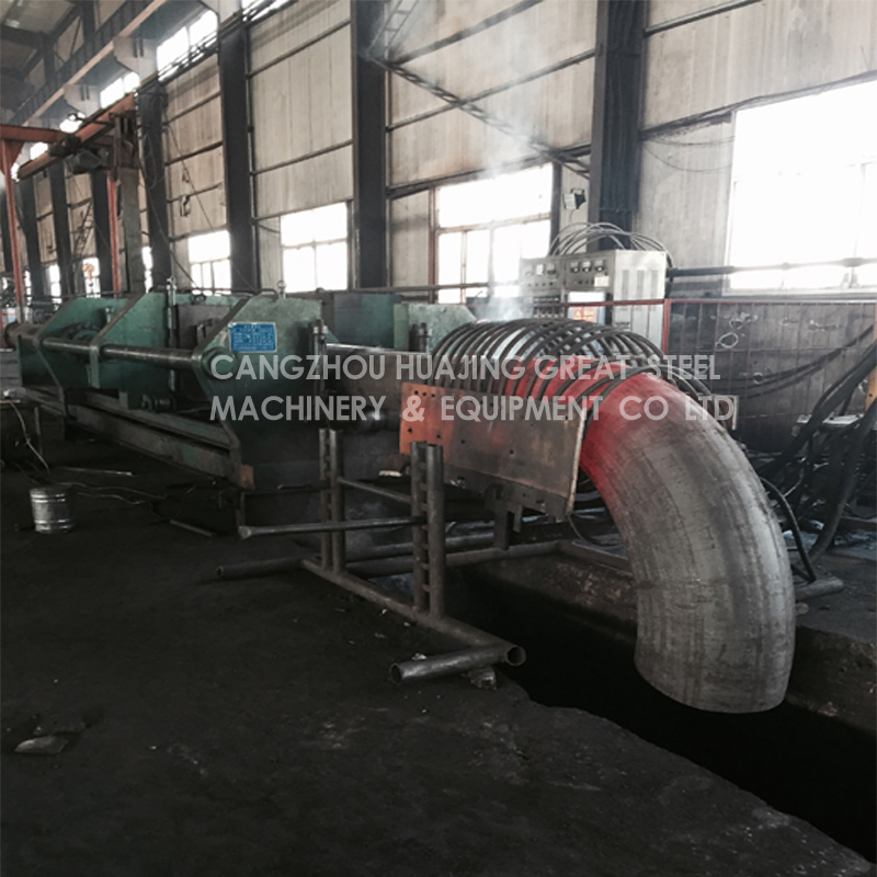 Machine à former les coudes en acier au carbone par poussée à chaud avec unité de chauffage par induction à moyenne fréquence pour la fabrication de coudes de raccordement de pipelines