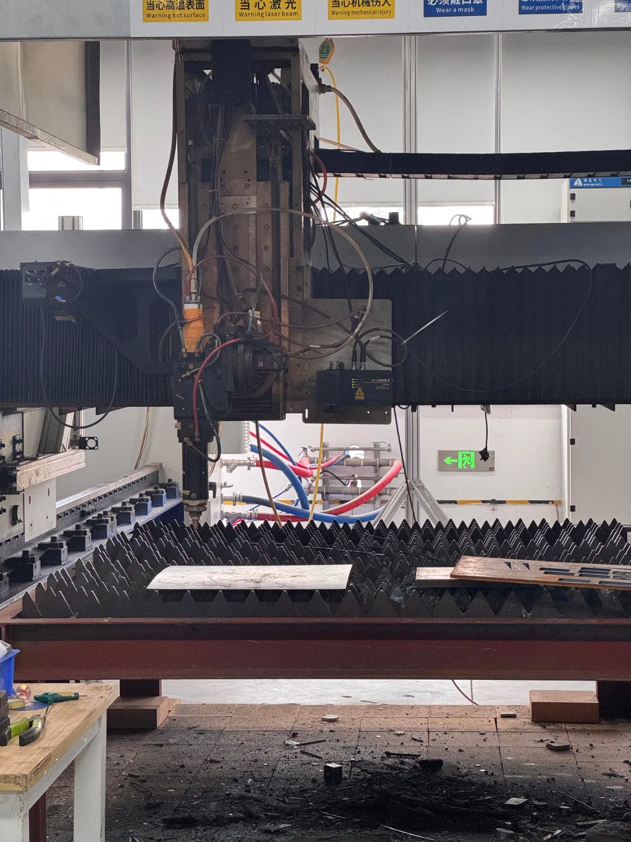 Cortadora láser de fibra CNC de alta precisión Equipo industrial de corte láser para placas metálicas
