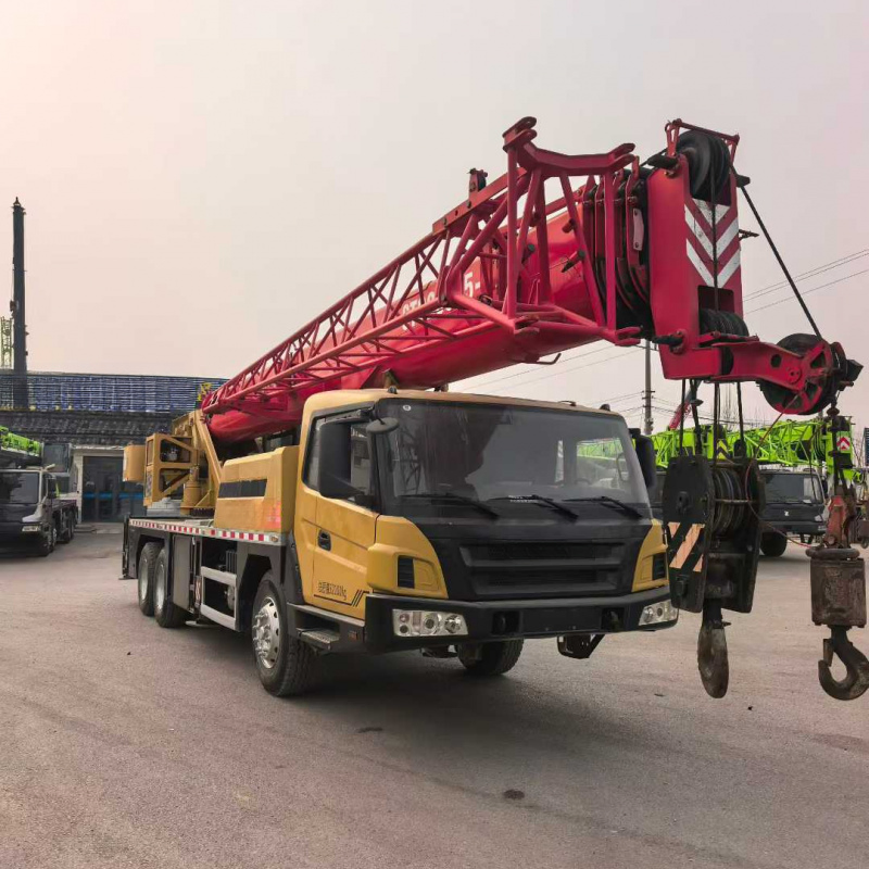 À vendre : Grue mobile sur camion de 25 tonnes d'occasion, faible nombre d'heures, prête à travailler, prix compétitif