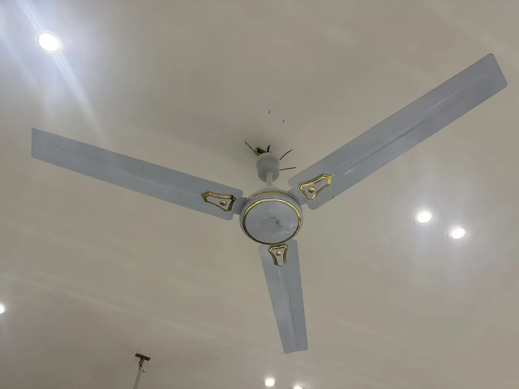 مروحة سقف تعمل بالطاقة الشمسية AC DC مع مفتاح تحكم عن بعد