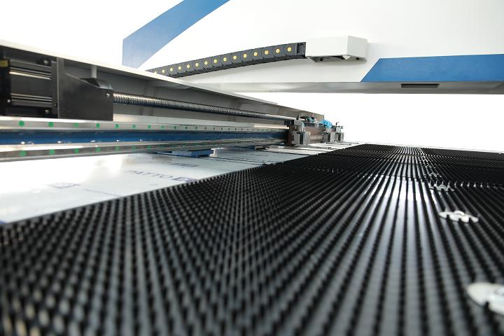 2500*2000 mm Large Processing Sheet Double Linear Guide CNC Turret Punch / CNC Punching Press Machine