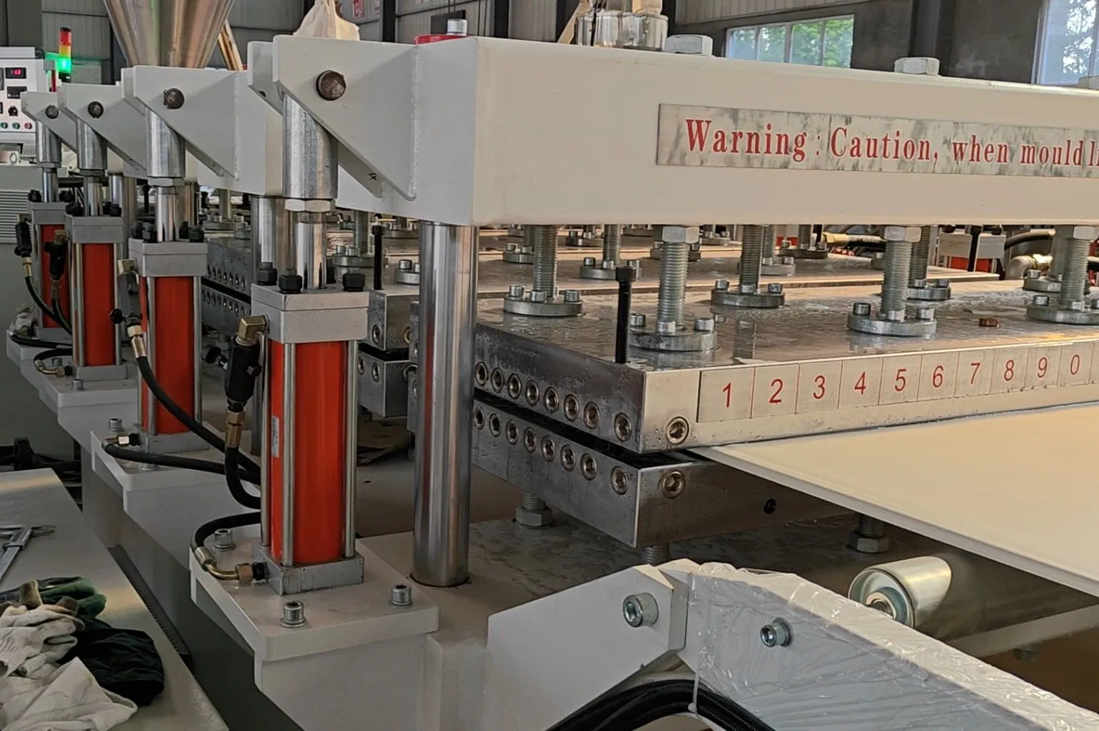 Macchina per pannelli in schiuma PVC WPC Macchina per la produzione di pannelli per armadi in plastica PVC Modello in rilievo Macchina per la produzione di pannelli pubblicitari Linea di produzione di pannelli murali in PVC