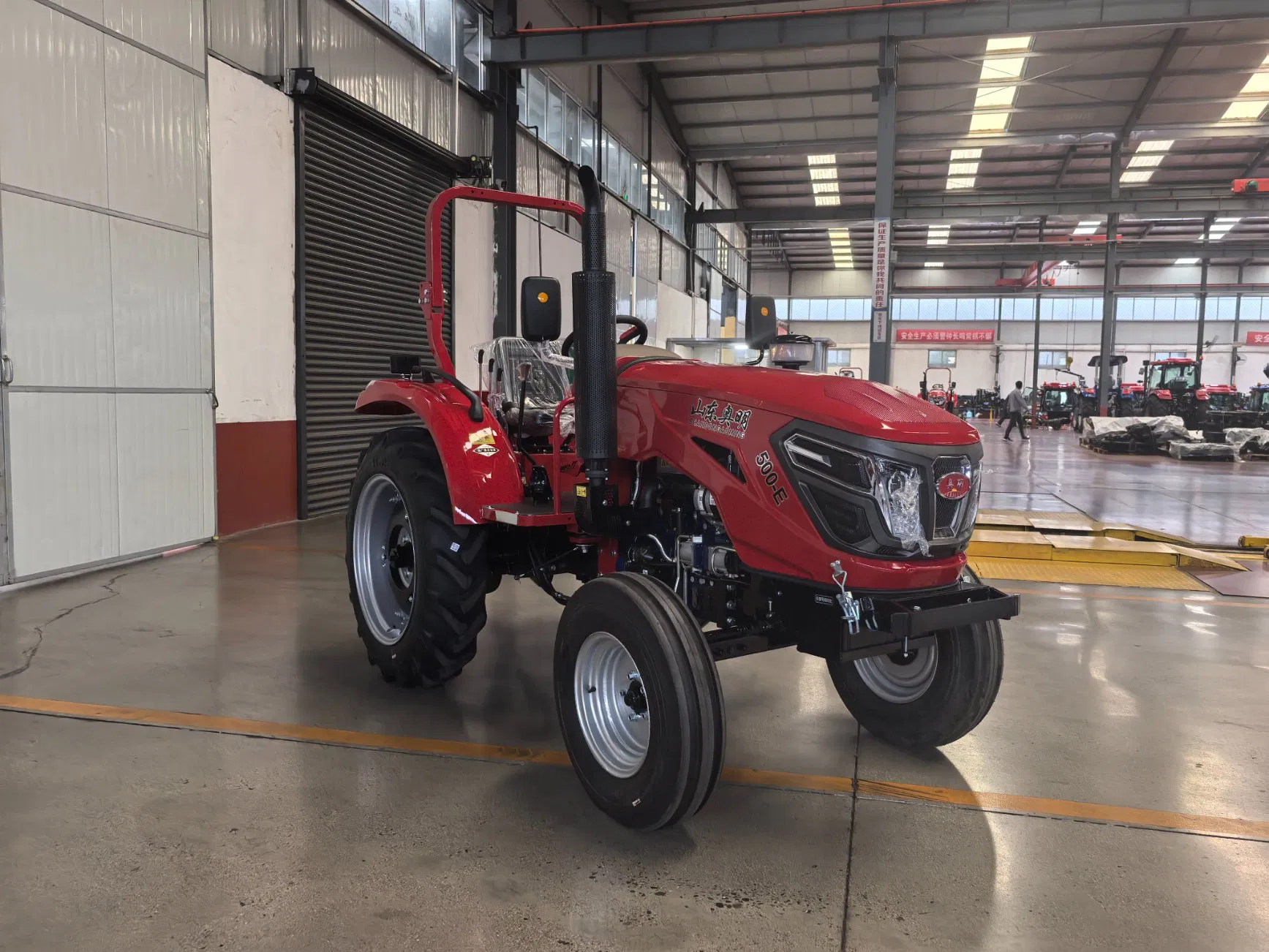 Tractor agrícola compacto y ligero de 50HP con configuración flexible para siembra y labranza