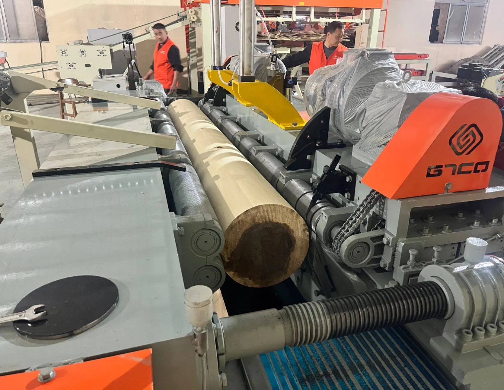 Troncatrice e sfogliatrice rotativa combinata per tronchi di legno senza mandrini