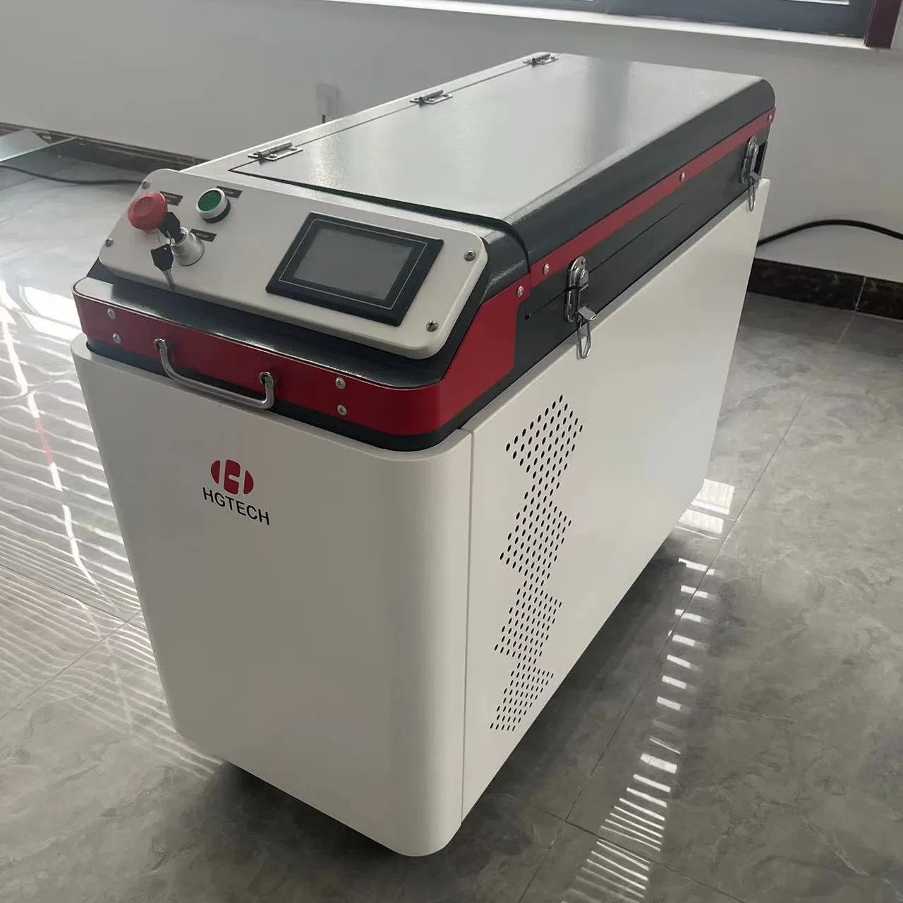 Hgtech Macchina per la pulizia laser a fibra portatile ad alta efficienza da 1000W 1500W 2000W per la rimozione della ruggine dai metalli con certificato CE