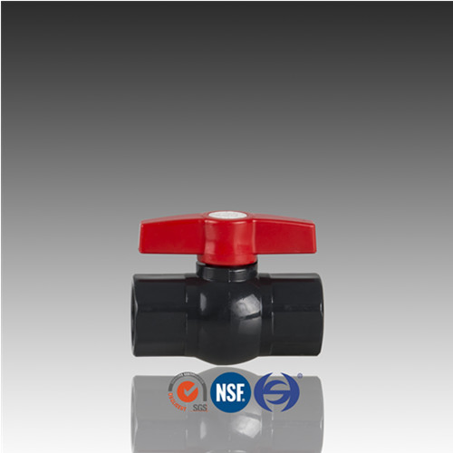 Robinet à boisseau sphérique en PVC DIN Standard BSPT avec filetage