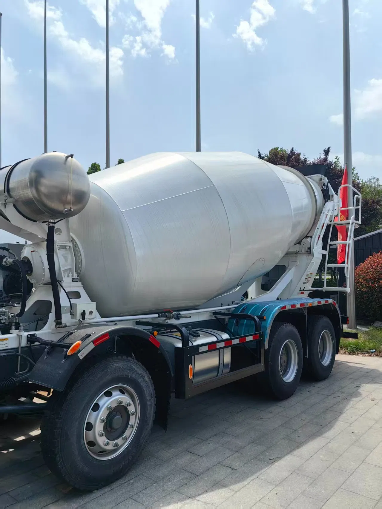 HOWO 6*4 / 8*4 Heavy Mobile Concrete Mixer Truck 10-20 Variable Capacity On-Site Hydraulic Discharge Cylindrical Concrete Mixing Equipment