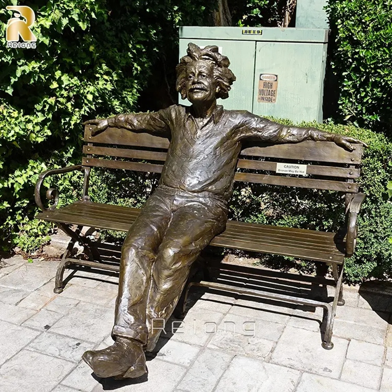 Escultura personalizada famosa en bronce de Albert Einstein sentado en un banco