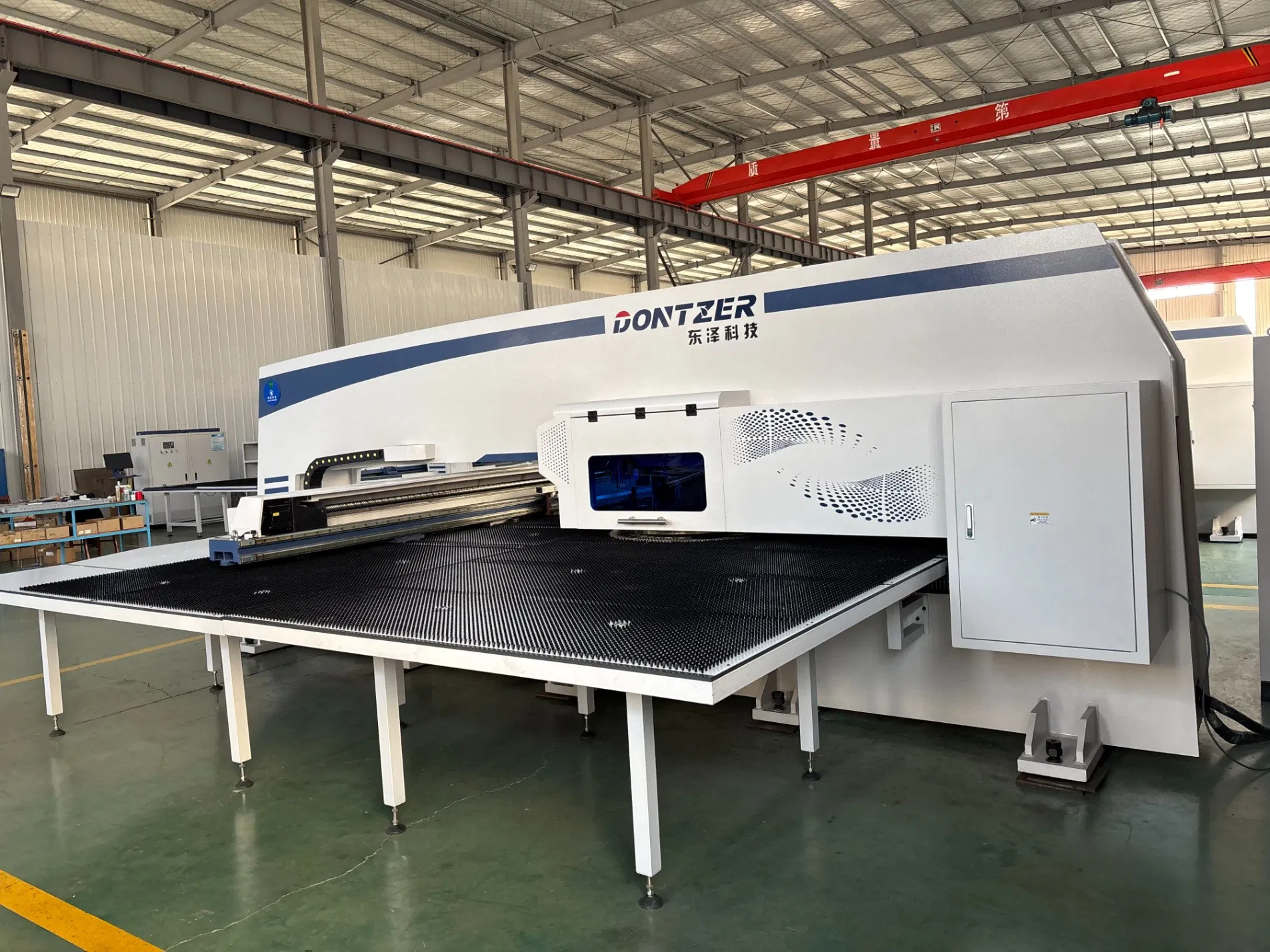 CNC Turret Punching Press Stamping Machine, CNC Servo Turret Punch Press Coordinate Machine, Sheet Metal Processing Punching and Shear Machine