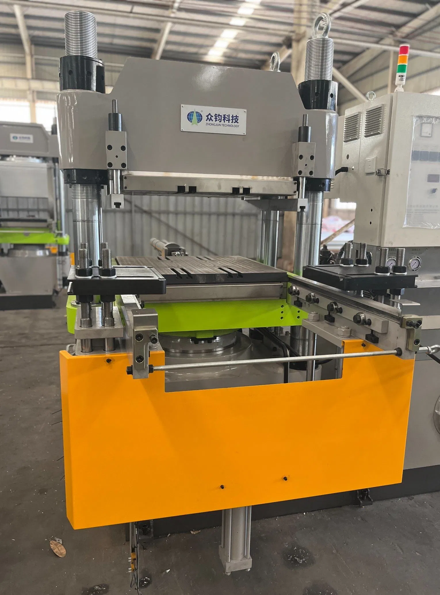 Presse de vulcanisation plate à compression à poste unique, force de serrage de 600 t