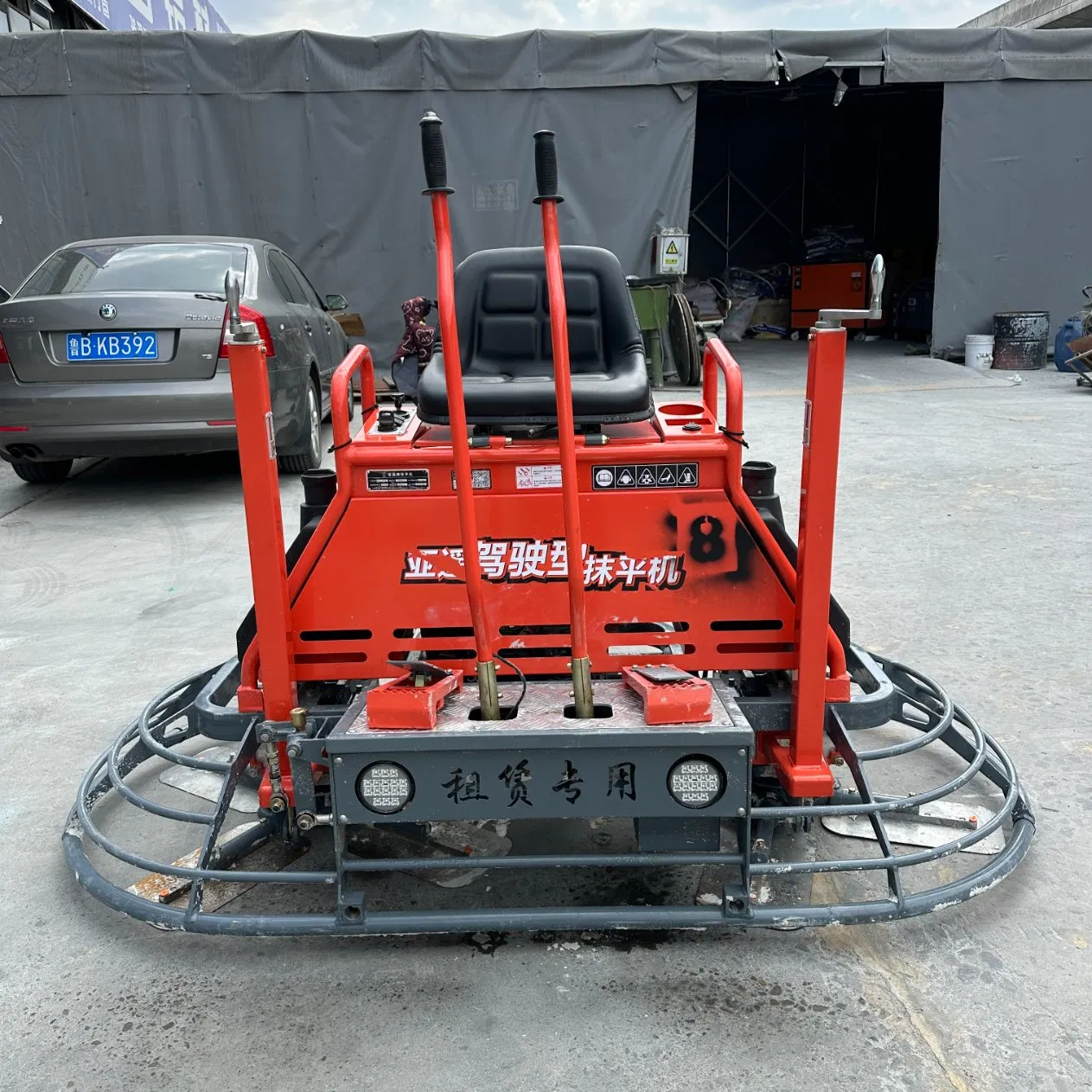 Alte prestazioni con finitrice a motore per calcestruzzo con certificazione globale