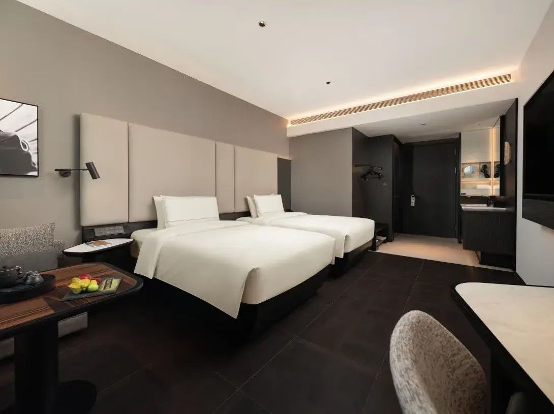 Elegante Poltrona da Relax in Vera Pelle Pregiata per Boutique Hotel e Resort