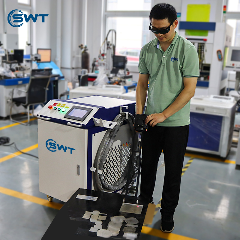 Machine de nettoyage laser pulsé refroidie à l'eau de 500 W pour l'élimination de la rouille et de la peinture