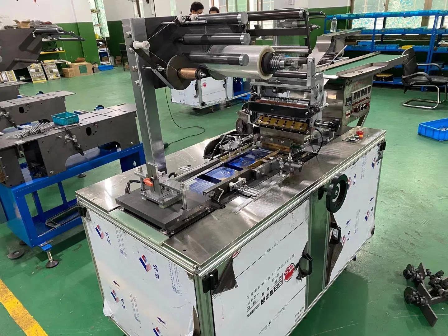 JD-360 Macchina automatica per il confezionamento 3D di scatole di biscotti in cartone, macchina incellofanatrice per profumo, carte da gioco con film BOPP