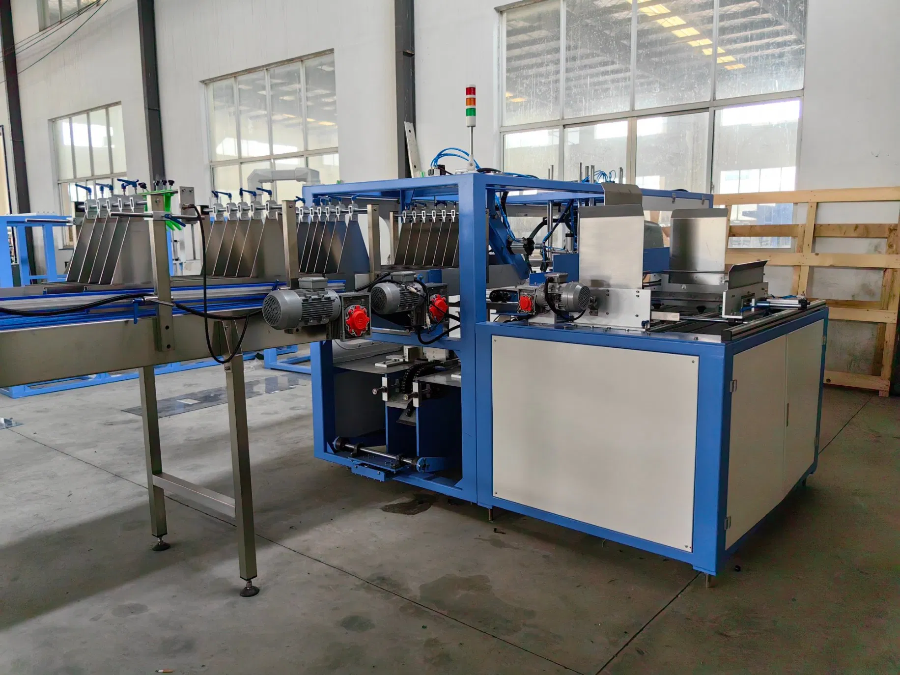 Macchina automatica per il confezionamento in cartone con fasciatura avvolgente per bottiglie di bevande