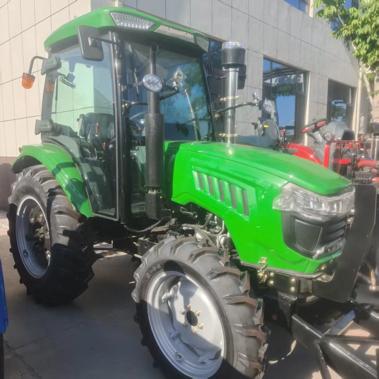 Trattore agricolo pesante con lama dozer frontale versatile