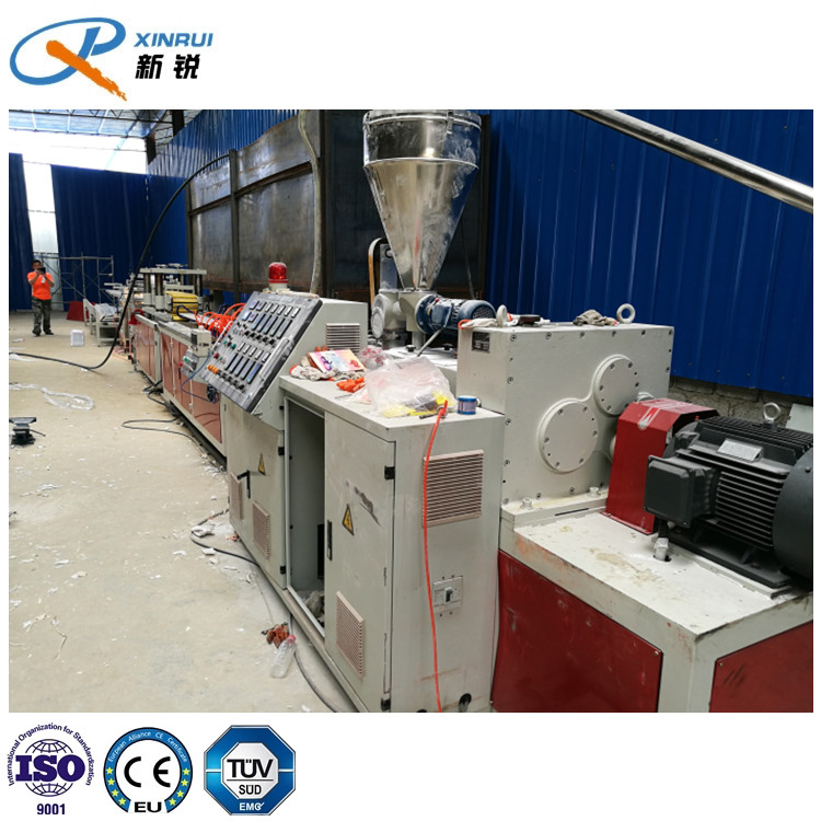 Linea di produzione per pannelli da parete in PVC ad alta capacità con macchina per controsoffitti in PVC