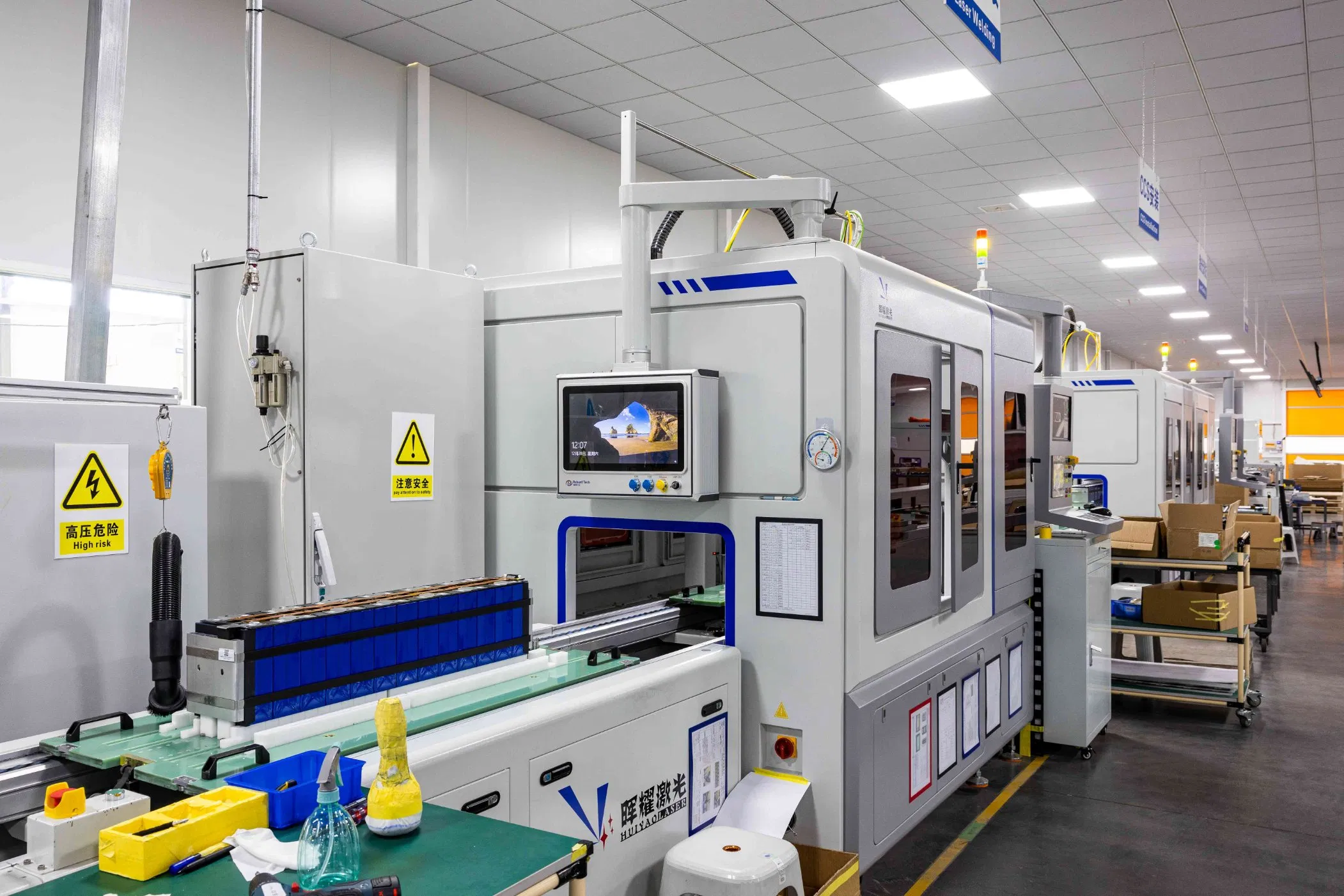 Linea di produzione automatica per l'assemblaggio di batterie agli ioni di litio prismatiche per auto elettriche