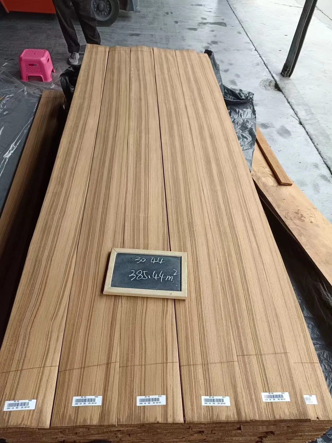 Sliced Burma Teak Straight Line Natural Wood Veneer
